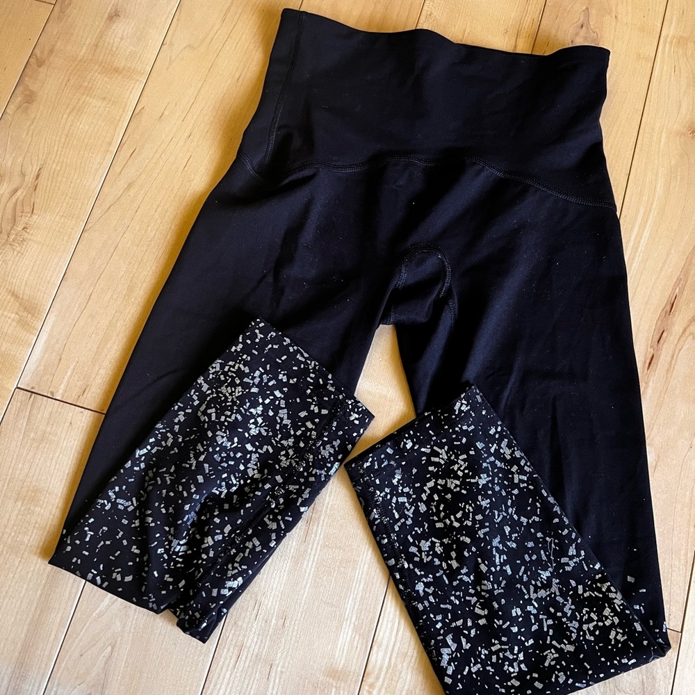 Spanx Active Cropped Leggings
Color: Metallic Confetti
Size: XS